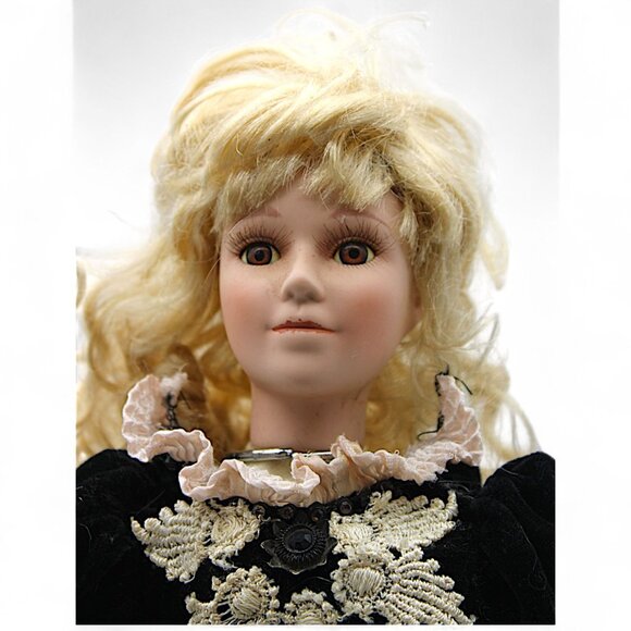 The Anastasia Collection Porcelain Doll "Audrey" Victorian Style - Picture 7 of 8